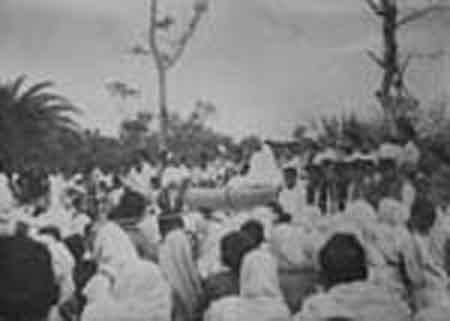 Gandhiji requesting the rioters return the Sacrificial knife, Shirondi, 1947.jpg